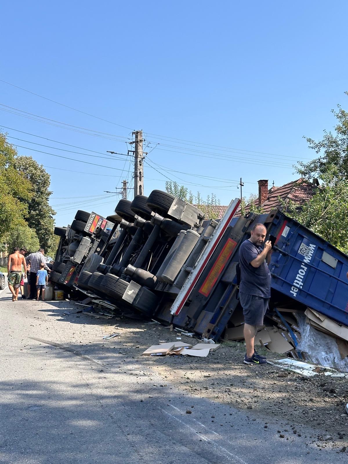 TIR răsturnat la ieșire din Chechiș